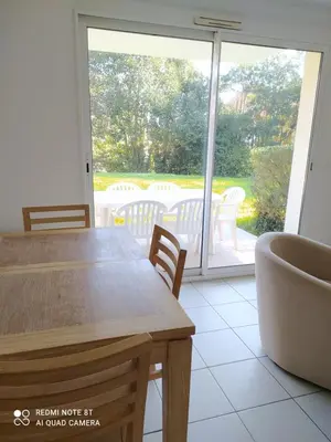 Coin salon dans l'établissement Location appartement meublé bord de mer
