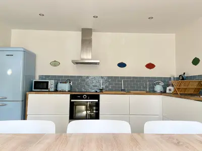 Cuisine ou kitchenette dans l'établissement Charmante maison au Port de Sainte Marine