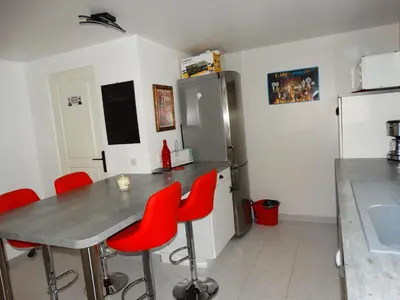 Cuisine ou kitchenette dans l'établissement Appartement au calme proche d'un petit bois dans quimper