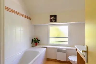 Salle de bains dans l'établissement Ty Coz