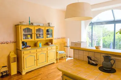 Cuisine ou kitchenette dans l'établissement Treffiagat - Grande maison pour 9 - Jardin