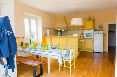 Cuisine ou kitchenette dans l'établissement Treffiagat - Grande maison pour 9 - Jardin