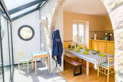 Cuisine ou kitchenette dans l'établissement Treffiagat - Grande maison pour 9 - Jardin