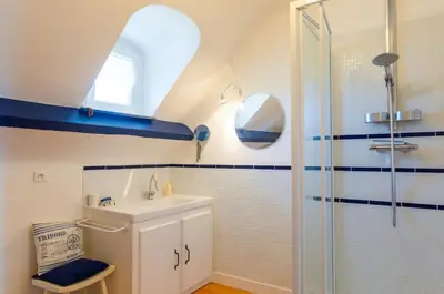 Salle de bains dans l'établissement Treffiagat - Grande maison pour 9 - Jardin