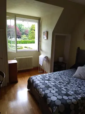 Un ou plusieurs lits dans un hébergement de l'établissement Chambre Solo Grande maison