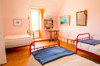 Un ou plusieurs lits dans un hébergement de l'établissement Maison pour 5 à Kérity les pieds dans l'eau