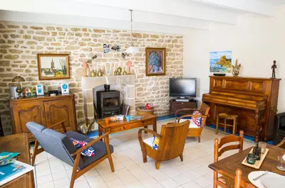 Télévision ou salle de divertissement dans l'établissement Maison pour 5 à Kérity les pieds dans l'eau