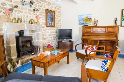Télévision ou salle de divertissement dans l'établissement Maison pour 5 à Kérity les pieds dans l'eau
