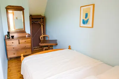 Un ou plusieurs lits dans un hébergement de l'établissement Maison pour 5 à Kérity les pieds dans l'eau