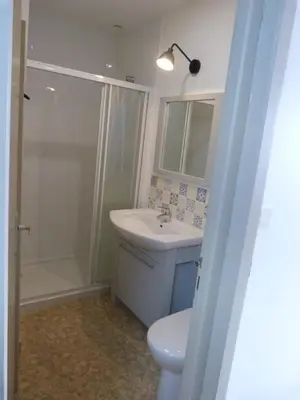 Salle de bains dans l'établissement Maison de vacances 3* à 50m de la plage