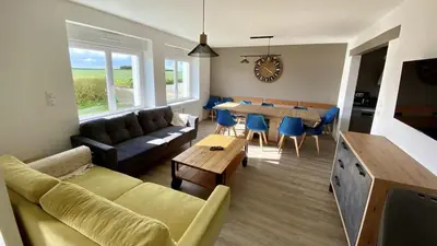 Coin salon dans l'établissement Saint-Pol maison familiale avec jardin équipée à neuf 12 personnes