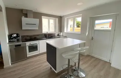Cuisine ou kitchenette dans l'établissement Saint-Pol maison familiale avec jardin équipée à neuf 12 personnes