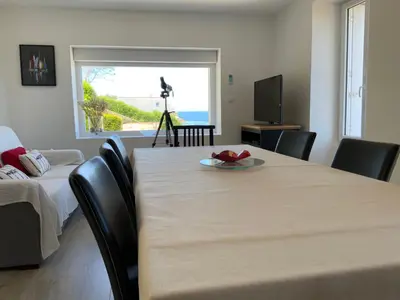 Télévision ou salle de divertissement dans l'établissement Magnifique villa face à la plage de Pors Peron