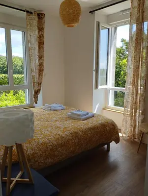 Un ou plusieurs lits dans un hébergement de l'établissement Maison de Kerangall Brest appartement jardin et parking