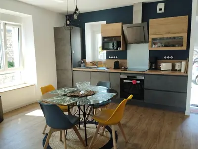 Cuisine ou kitchenette dans l'établissement Maison de Kerangall Brest appartement jardin et parking