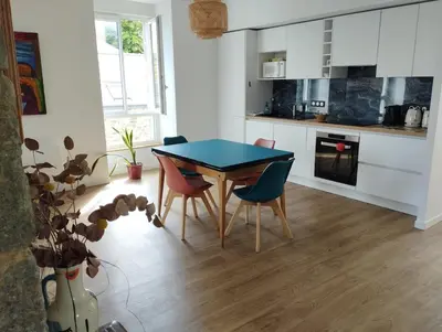 Cuisine ou kitchenette dans l'établissement Maison de Kerangall Brest appartement jardin et parking