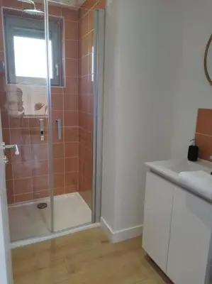 Salle de bains dans l'établissement La cabine du bout du monde avec Mezzanine - Ile de Sein - votre maison de vacances de haut standing - PL03