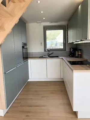 Cuisine ou kitchenette dans l'établissement La cabine du bout du monde avec Mezzanine - Ile de Sein - votre maison de vacances de haut standing - PL03