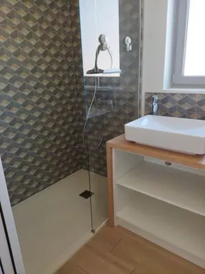Salle de bains dans l'établissement La cabine du bout du monde avec Mezzanine - Ile de Sein - votre maison de vacances de haut standing - PL03