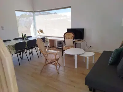 Coin salon dans l'établissement La cabine du bout du monde avec Mezzanine - Ile de Sein - votre maison de vacances de haut standing - PL03