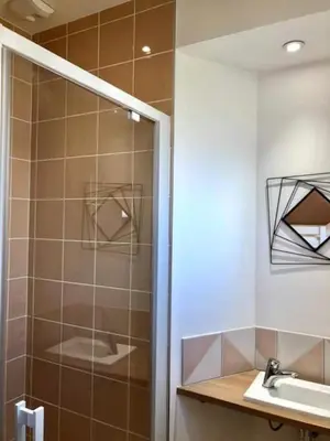 Salle de bains dans l'établissement Nouveau ! La cabine du bout du monde - Le Portzic : votre maison de vacances de haut standing - PL6