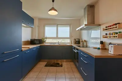Cuisine ou kitchenette dans l'établissement Appartement avec belle vue dégagée du 11e étage