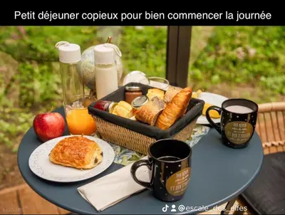 Nourriture dans la tente de luxe ou à proximité