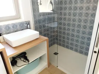 Salle de bains dans l'établissement La cabine du bout du monde avec Mezzanine PL04, Tevennec - votre maison de vacances de haut standing