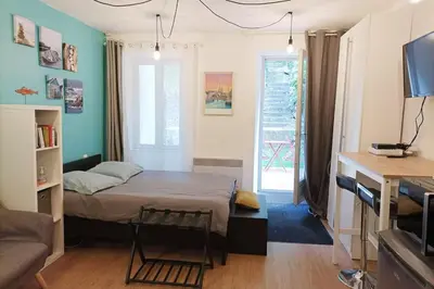Télévision ou salle de divertissement dans l'établissement oo Le jardin oo paisible studio équipé et bien placé