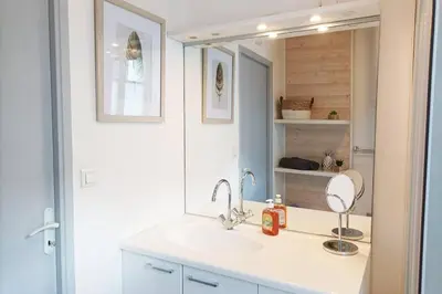Salle de bains dans l'établissement oo Le jardin oo paisible studio équipé et bien placé