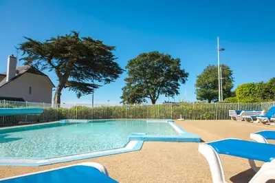 Piscine de l'établissement Le Petit Fort - Duplex avec Piscine ou située à proximité