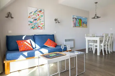 Coin salon dans l'établissement Le Petit Fort - Duplex avec Piscine