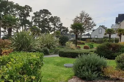 Jardin de l'établissement CAP COZ plage piscine et jardin