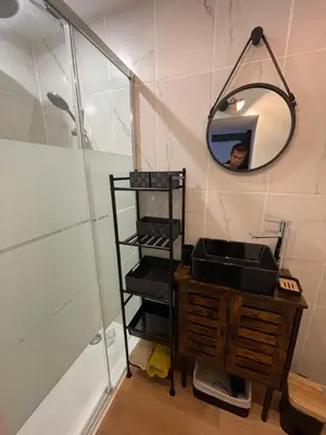 Salle de bains dans l'établissement Logement avec terrasse et parking