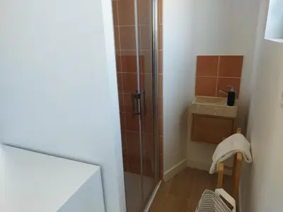 Salle de bains dans l'établissement Les cabines du bout du monde Plain pied votre pied à terre breton haut standing