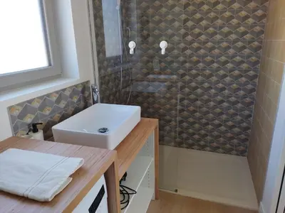 Salle de bains dans l'établissement Les cabines du bout du monde Plain pied votre pied à terre breton haut standing