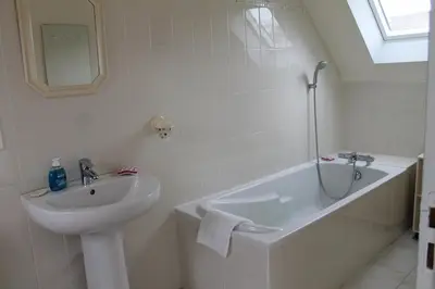 Salle de bains dans l'établissement La Maison de Lésa