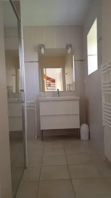 Salle de bains dans l'établissement La Maison de Lésa