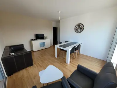 Télévision ou salle de divertissement dans l'établissement Appartement T5 proche tramway