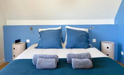 Un ou plusieurs lits dans un hébergement de l'établissement Superbe villa vue sur mer, corniche de la plage