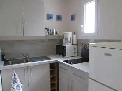 Cuisine ou kitchenette dans l'établissement A 350m de la plage