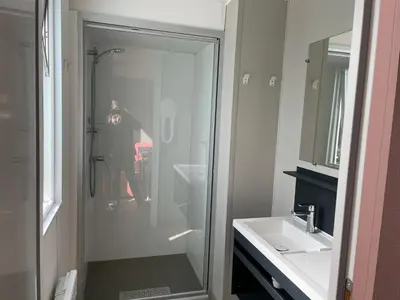 Salle de bains dans l'établissement Mobilhome tout confort M9 domaine de Lanniron