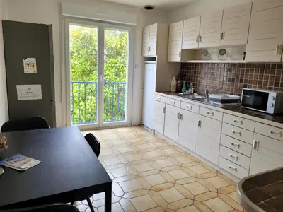 Cuisine ou kitchenette dans l'établissement 1 chambre privée dans maison de ville