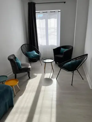 Coin salon dans l'établissement Charmante maison de ville avec parking à côté.