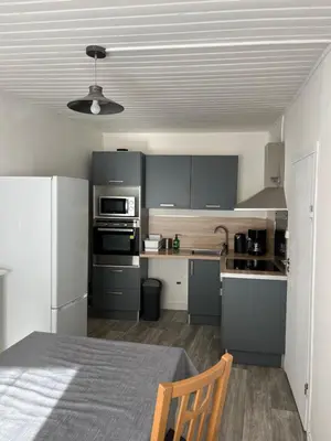 Cuisine ou kitchenette dans l'établissement Charmante maison de ville avec parking à côté.