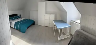 Un ou plusieurs lits dans un hébergement de l'établissement Charmante maison de ville avec parking à côté.