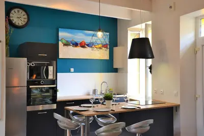 Cuisine ou kitchenette dans l'établissement Ker Melen I Hyper centre et jardin