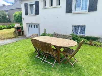 Jardin de l'établissement Holiday Home in Guerlesquin near Lake