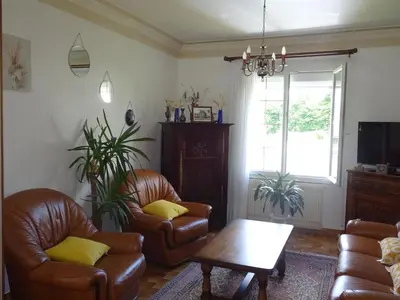 Télévision ou salle de divertissement dans l'établissement Holiday Home in Guerlesquin near Lake