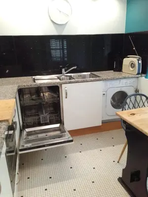 Cuisine ou kitchenette dans l'établissement T1bis, 100m de la belle plage de Morgat
